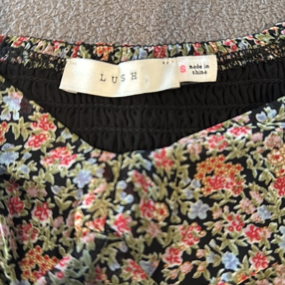 Woman's Lush Floral Puff Sleeve Ruched Back V Neck Crop Top, Size Small - Picture 5 of 6